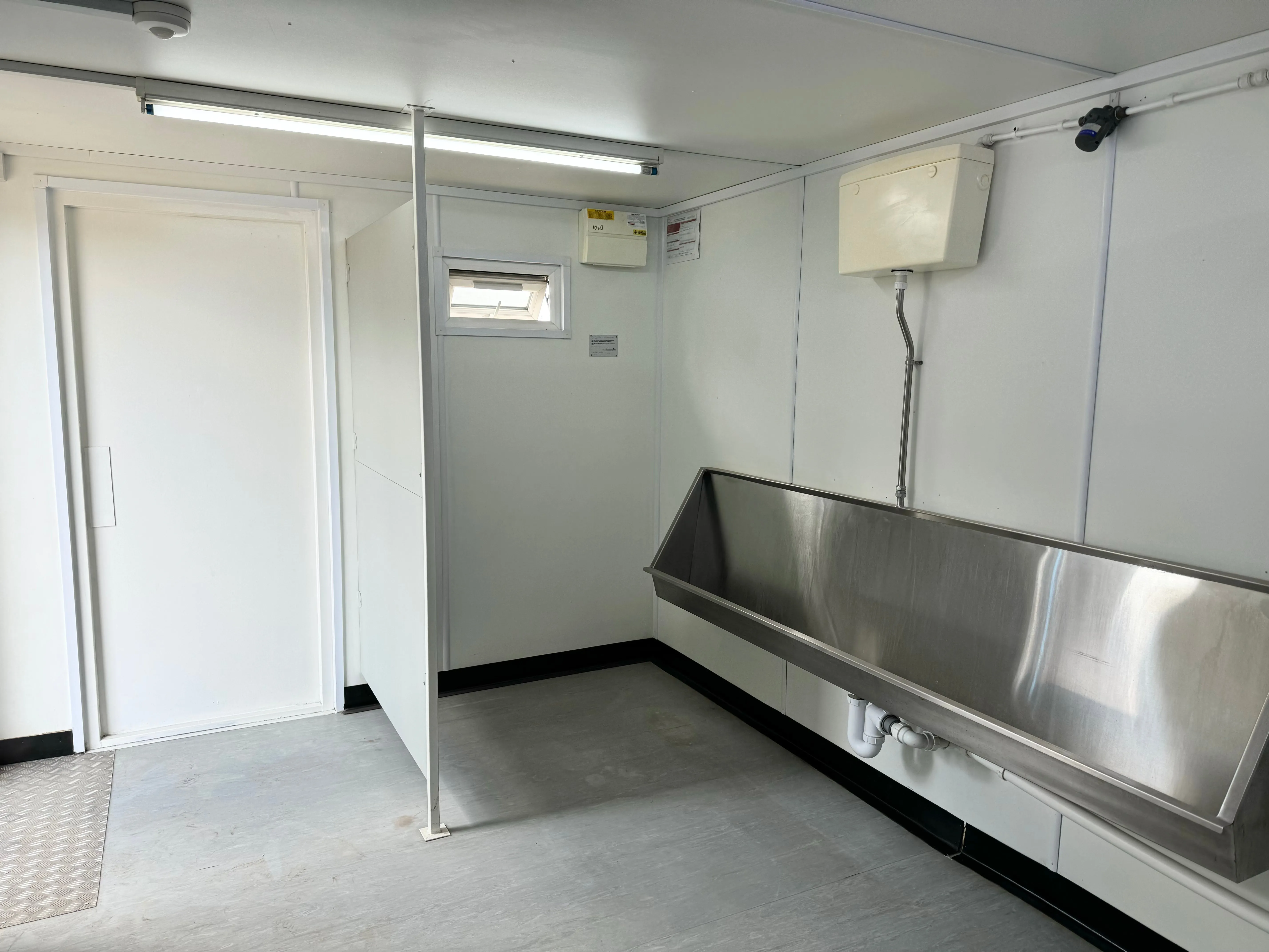 32 x 10 ft | 6 1 Toilet Block | Anti-Vandal | Portable Toilet Block No 1070